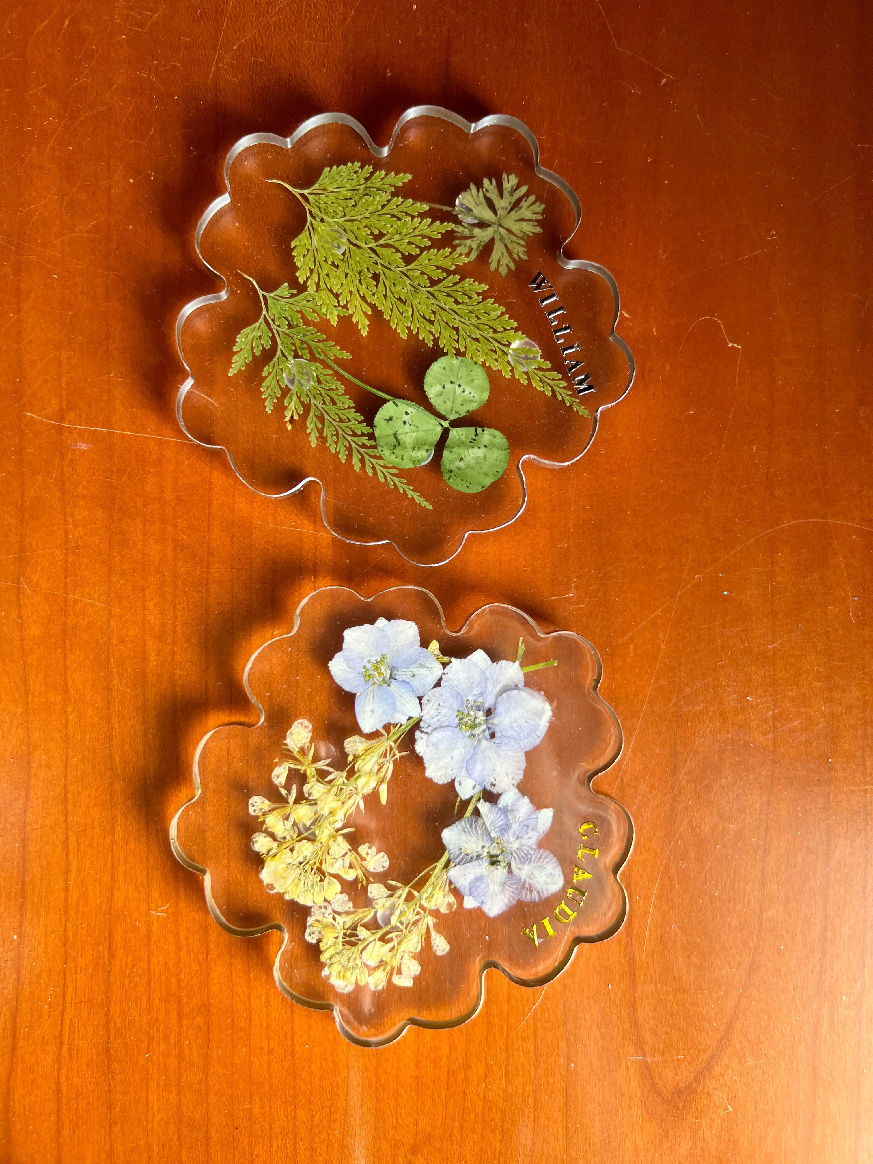 Real pressed flowers preserved in resin by Jeostyle