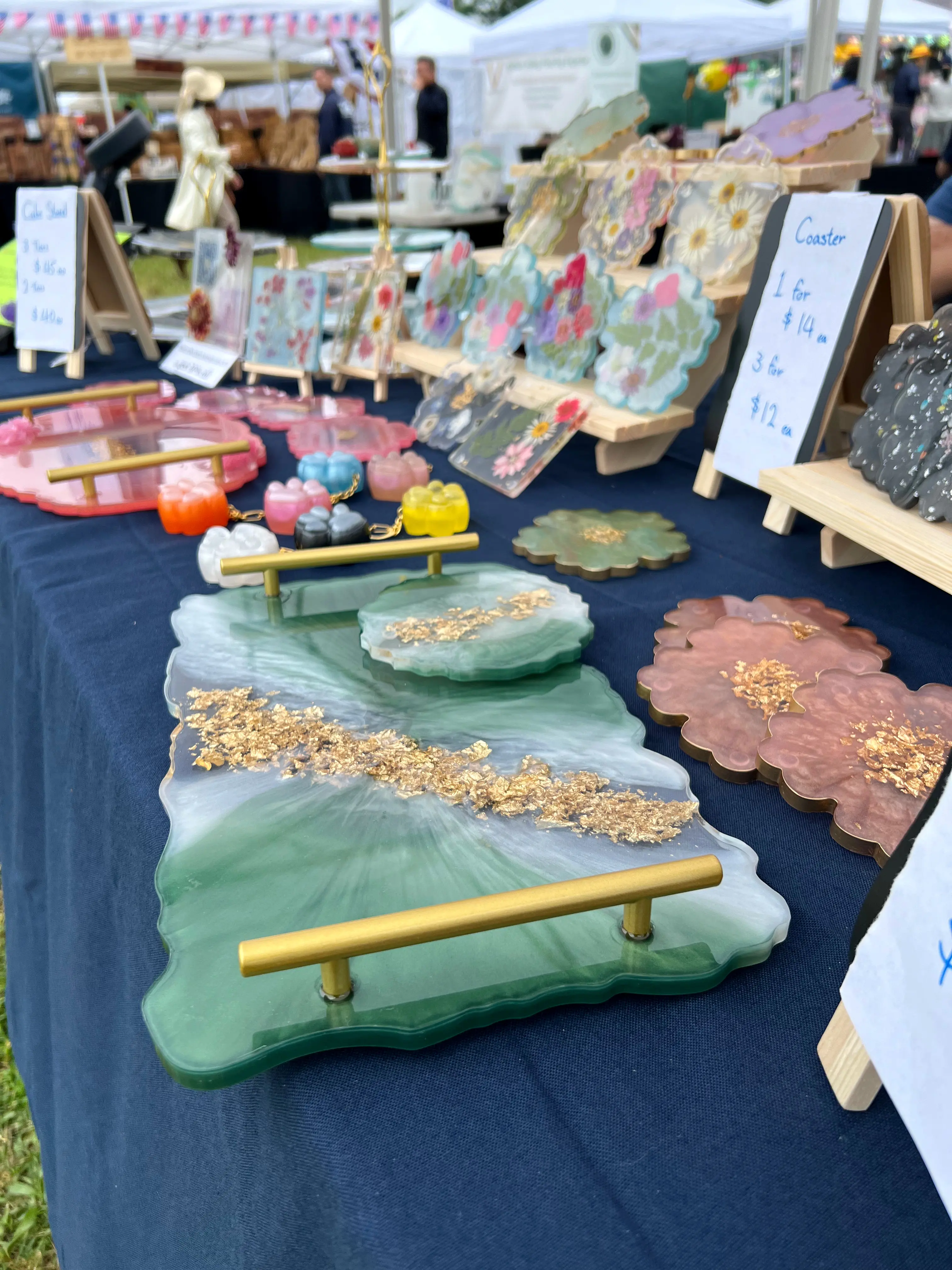 Handmade resin trays and pressed-flower coasters on the Jeostyle market table